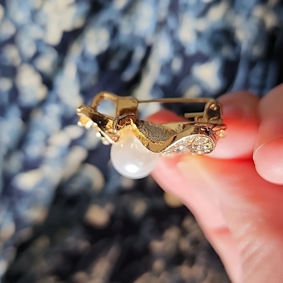 Set of 2 Gold-tone Jeweled Bee Brooches with Simulated Pearl Accent - Picture 6 of 6